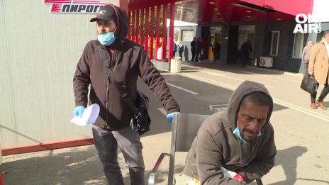 Добро дело: Младеж помогна на бездомник след купища перипетии ВИДЕО