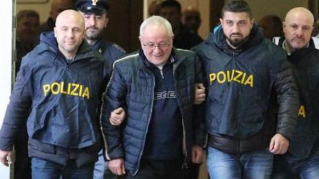 Закопчаха голям мафиот в Италия, не успял да се скрие в дивана