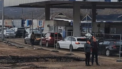 Опашки се извиха на граничния пункт "Калотина"