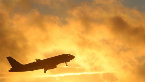 Самолет се запали, евакуираха пътниците на летището в Сингапур