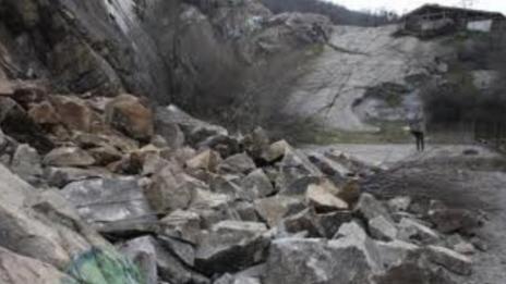 Нови свлачища затвориха пътища в страната