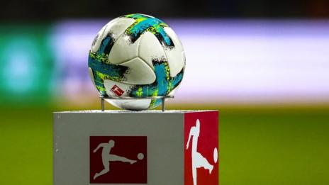 Замразиха Бундеслигата поне до 30 април