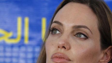 Анджелина цялата в пъпки
