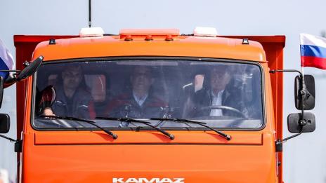Путин откри Кримския мост, сам подкара КАМАЗ  