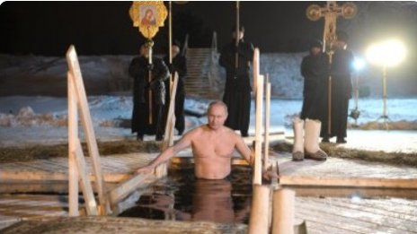 В отлична форма: Путин се потопи в ледени води за Богоявление