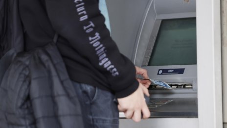 20 секунди след полунощ е изтеглено първото евро от български банкомат
