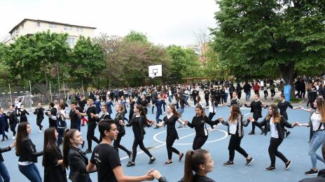Близо 800 деца извиха най-дългото школско хоро (СНИМКИ)