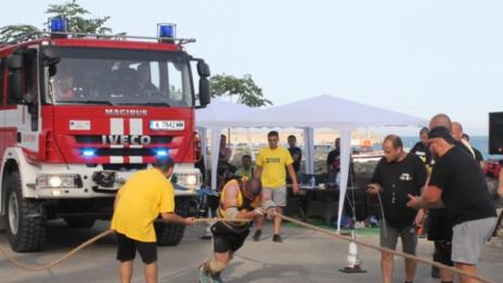 Най-силните мъже на Балканите теглиха 18-тонна пожарна в Царево