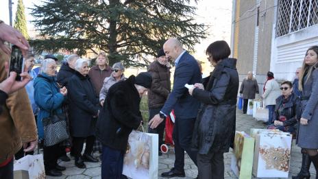 Коледни подаръци получиха 300 социално слаби във Владиславово
