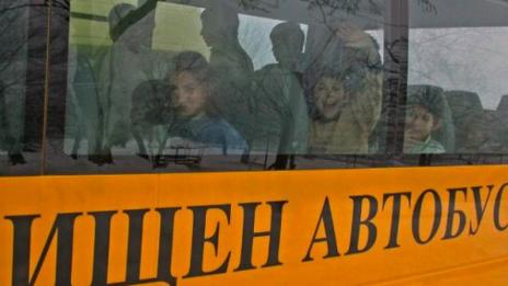 Училищни автобуси минават през свлачищен участък 