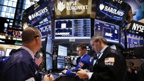Ръст в петролните резерви в САЩ прати индексите на Wall Street надолу