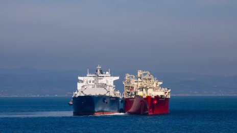 Около 700 кораба, в чиито екипажи има и български моряци, са блокирани в Персийския залив