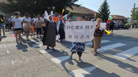 Заради липса на вода: Блокираха главния път Добрич-Силистра с жива верига