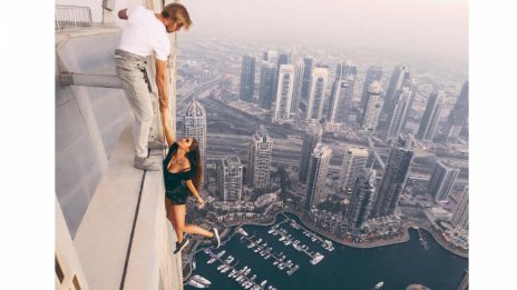 Дубайската полиция привика руска красавица заради опасна фотосесия (ВИДЕО)