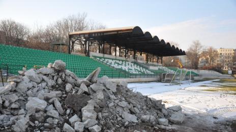 Реконструкцията на стадион Тича продължава