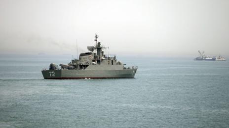 Ирански кораб с опасна маневра към американски в Персийския залив