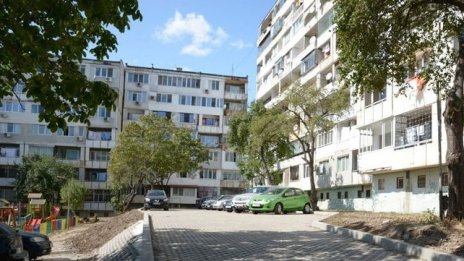Среднощен екшън във "Владиславово": Жена опита да скочи от 9-я етаж на блок