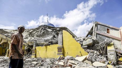 Жена е извадена след 48 ч. от руините на хотел в Индонезия