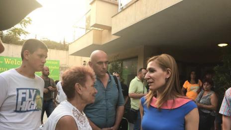 Министър Ангелкова съдейства на туристи в Черноморец, заплашени да останат без подслон 