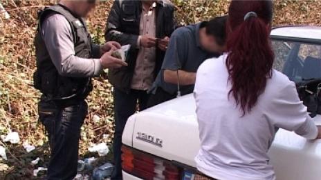 Жрица на любовта спипана "на калъп" с клиент