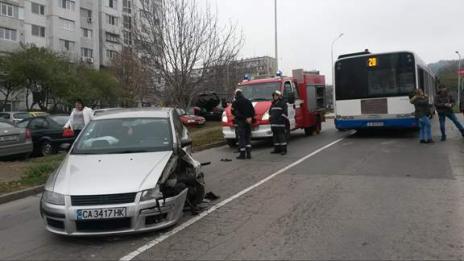 Шофьор блъсна автобус на градския транспорт във Варна и избяга