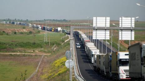 300 камиона са блокирани на ГКПП "Капъкуле", превозвачите готвят протест 