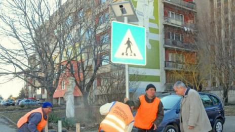 Кметът на Айдемир сам измайстори пътни знаци  