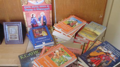 Варненският евродепутат Емил Радев дари книги на библиотека в Белослав