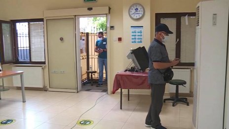 Избори в Турция: Мъж обърка машината за вота с климатик (ВИДЕО)
