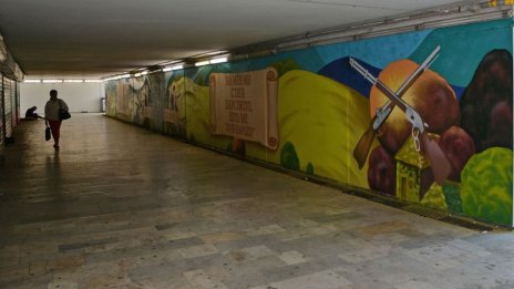 Вместо да ремонтира подлезите, общината във Варна ги шари с графити 