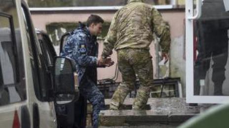 Петима от заловените украински моряци остават в ареста в Москва