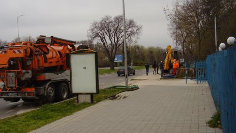 Почистват канала до тласкателя Акациите във Варна