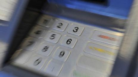 Обират безконтактни банкови карти по моловете с устройства за 300 долара