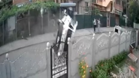Кола се преобърна в зрелищно ПТП (Видео)