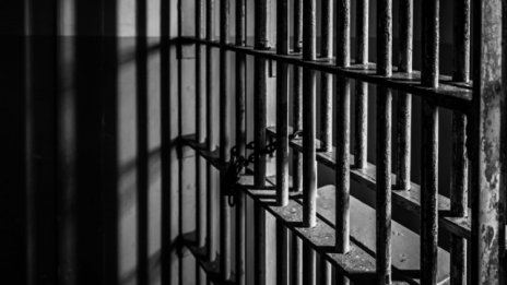 Обвинен в убийството на баща си край Нови пазар остава в ареста