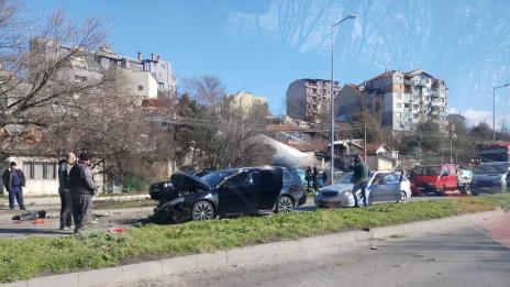 Катастрофа блокира Крайезерния път във Варна
