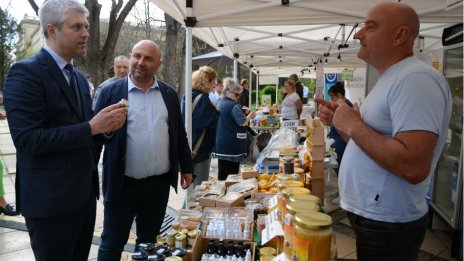 Показват редки продукти от региона на фермерски пазар във Варна 