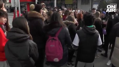 Варненски ученици на протест за учител: Защо уволниха Цветелина Илиева?