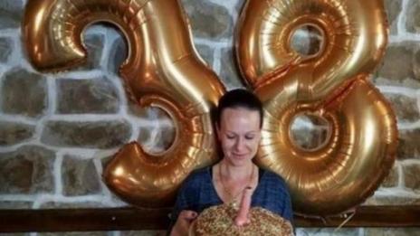 Училищна директорка почерпи за РД с торта с фалос