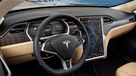 "Тесла" изтегля от пазара 11 000 автомобила 