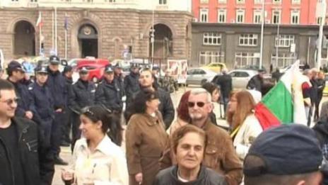 Обстановката пред президентството се нажежава: Активисти на „Атака” настъпват срещу реформаторите