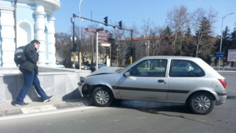 Шофьор се опита да влезе с колата в подлез във Варна
