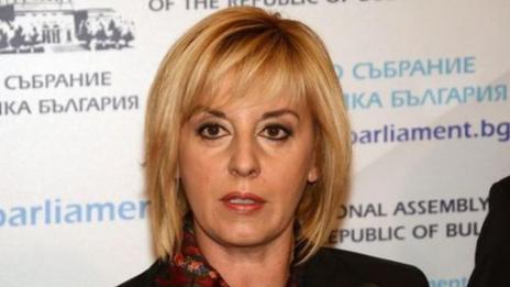 Мая Манолова изплаща 3 кредита от 43 635 евро, 17 000 лв. и 48 500 лв.