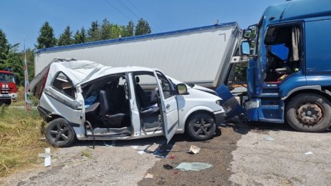 Жена загина, а двама са ранени при зверска катастрофа в Разградско