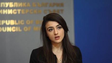 Лена, годежарка! В парламента жежко, на нея и е леко – булка ще да става