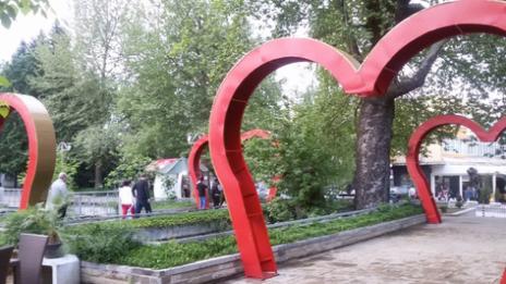 Мост на любовта изградиха ученици в Гоце Делчев