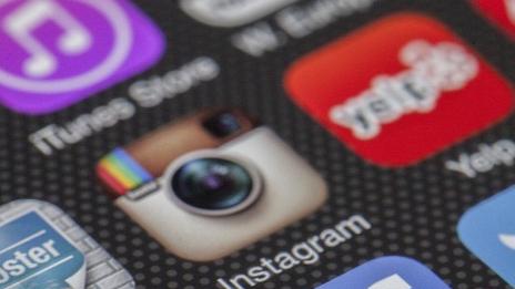 Среден пръст в Instagram - 200 часа безплатен труд