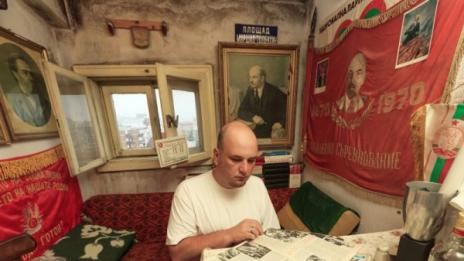 Бюст на Сталин и вещи от соц бита красят тавана на историк