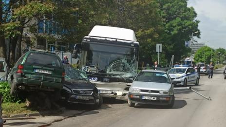 Автобус огъна ламарините на 7 автомобила