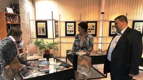 Евродепутатът Емил Радев подари книги на варненската библиотека